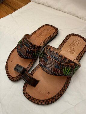 Anay Pe Hand-Tooled Aztec Pyramid Scene Genuine Leather Toe-Ring Sandals — Women